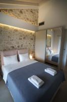 Postel nebo postele na pokoji v ubytování Astrali Stone Villas