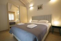 Postel nebo postele na pokoji v ubytování Astrali Stone Villas