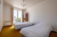 two beds in a room with a window at Nature et decouverte a Brem sur Mer in Brem-sur-Mer