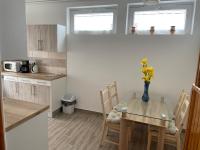 Kuchyňa alebo kuchynka v ubytovaní Pingvin Cukrászda Apartman