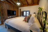 Posteľ alebo postele v izbe v ubytovaní Apartamentos UXAMA LUXURY EPONA - junto a la Plaza Mayor con ascensor