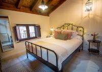 Posteľ alebo postele v izbe v ubytovaní Apartamentos UXAMA LUXURY EPONA - junto a la Plaza Mayor con ascensor