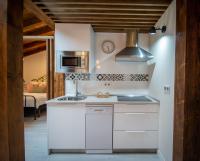 Kuchyňa alebo kuchynka v ubytovaní Apartamentos UXAMA LUXURY EPONA - junto a la Plaza Mayor con ascensor