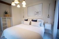 Posteľ alebo postele v izbe v ubytovaní Apartamentos UXAMA LUXURY EPONA - junto a la Plaza Mayor con ascensor