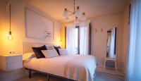 Posteľ alebo postele v izbe v ubytovaní Apartamentos UXAMA LUXURY EPONA - junto a la Plaza Mayor con ascensor