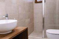 Kúpeľňa v ubytovaní Fully renovated one bedroom apartment with a terrace - C