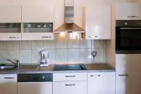 Kuchyňa alebo kuchynka v ubytovaní Fully renovated one bedroom apartment with a terrace - C