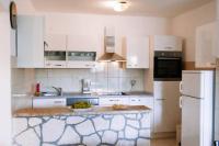 Kuchyňa alebo kuchynka v ubytovaní Fully renovated one bedroom apartment with a terrace - C