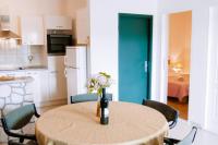 Kuchyňa alebo kuchynka v ubytovaní Fully renovated one bedroom apartment with a terrace - C