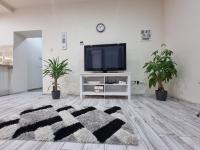 TV a/nebo společenská místnost v ubytování HIGH STREET APARTMAN