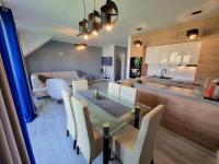 Kuchyňa alebo kuchynka v ubytovaní Domek pod świerkami - "Apartamenty świerkowe"