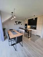 Kuchyňa alebo kuchynka v ubytovaní Domek pod świerkami - "Apartamenty świerkowe"