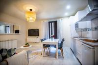 Kuchyňa alebo kuchynka v ubytovaní Apartamentos UXAMA LUXURY EPONA - junto a la Plaza Mayor con ascensor