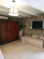 TV a/nebo společenská místnost v ubytování Casa Della Vita Gouves Cretan Luxury Villa