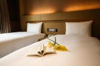 Talmud Hotel Tainanにあるベッド