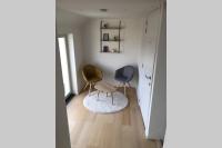 two chairs and a rug in a room at StudiO2 Ename, dakappartement in Vlaamse Ardennen in Oudenaarde
