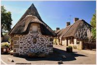 a small stone building with a thatched roof at Maison de 4 chambres avec jardin clos a Nevez a 1 km de la plage in Névez