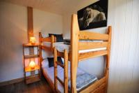 Een stapelbed of stapelbedden in een kamer bij Appartement de 2 chambres a Champagny en Vanoise a 40 m des pistes avec jardin clos et wifi 