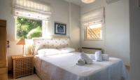 Posteľ alebo postele v izbe v ubytovaní Jasmine Glyfada Beach