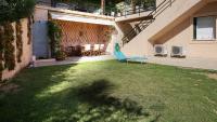 Vonkajšia záhrada v ubytovaní Jasmine Glyfada Beach
