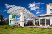 una señal de la posada Hilton Garden frente a un edificio en Holiday Inn Salem by IHG, en Salem