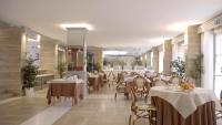 Reštaurácia alebo iné gastronomické zariadenie v ubytovaní Grand Hotel Continental