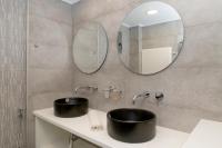 Kúpeľňa v ubytovaní Kamilari Paradise Luxury Villa