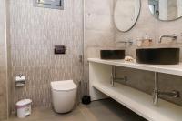 Kúpeľňa v ubytovaní Kamilari Paradise Luxury Villa