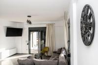 Televízia a/alebo spoločenská miestnosť v ubytovaní Kamilari Paradise Luxury Villa