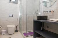 Kúpeľňa v ubytovaní Kamilari Paradise Luxury Villa
