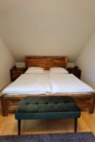 Llit o llits en una habitaci&oacute; de Ferienwohnung Eckberger Weinstrasse 139