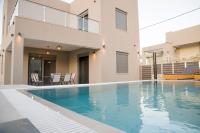 Bazén v ubytovaní Kamilari Paradise Luxury Villa alebo v jeho blízkosti