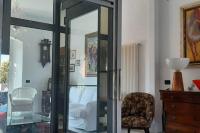 A seating area at Prestigioso terratetto a 100 mt dal mare