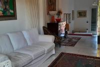 A seating area at Prestigioso terratetto a 100 mt dal mare