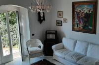 A seating area at Prestigioso terratetto a 100 mt dal mare