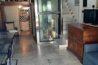 A television and/or entertainment centre at Prestigioso terratetto a 100 mt dal mare