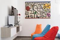 Televízia a/alebo spoločenská miestnosť v ubytovaní M Mansion