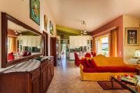Posedenie v ubytovaní Beachfront luxury villa-Private pool,Garden Heaven