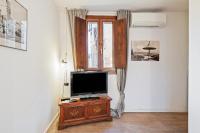 A television and/or entertainment centre at Palazzo Pitti & Boboli Comfortable Apartment