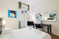A bed or beds in a room at Palazzo Pitti & Boboli Comfortable Apartment