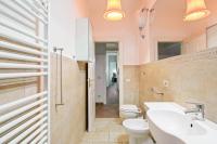 A bathroom at Palazzo Pitti & Boboli Comfortable Apartment