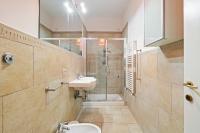 A bathroom at Palazzo Pitti & Boboli Comfortable Apartment