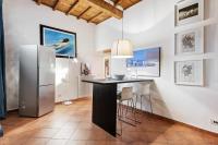 A kitchen or kitchenette at Palazzo Pitti & Boboli Comfortable Apartment