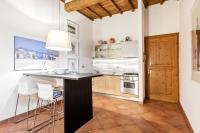 A kitchen or kitchenette at Palazzo Pitti & Boboli Comfortable Apartment