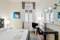 A bed or beds in a room at Palazzo Pitti & Boboli Comfortable Apartment