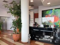 Televízia a/alebo spoločenská miestnosť v ubytovaní Perinthos Hotel