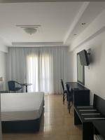 Televízia a/alebo spoločenská miestnosť v ubytovaní Perinthos Hotel