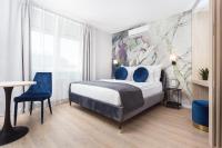 Posteľ alebo postele v izbe v ubytovaní InPoint Central Suites with Parking Available