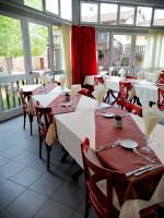 Un restaurante o sitio para comer en VTF Le Domaine Les Hautannes