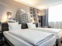 Novotel Duesseldorf Airportにあるベッド